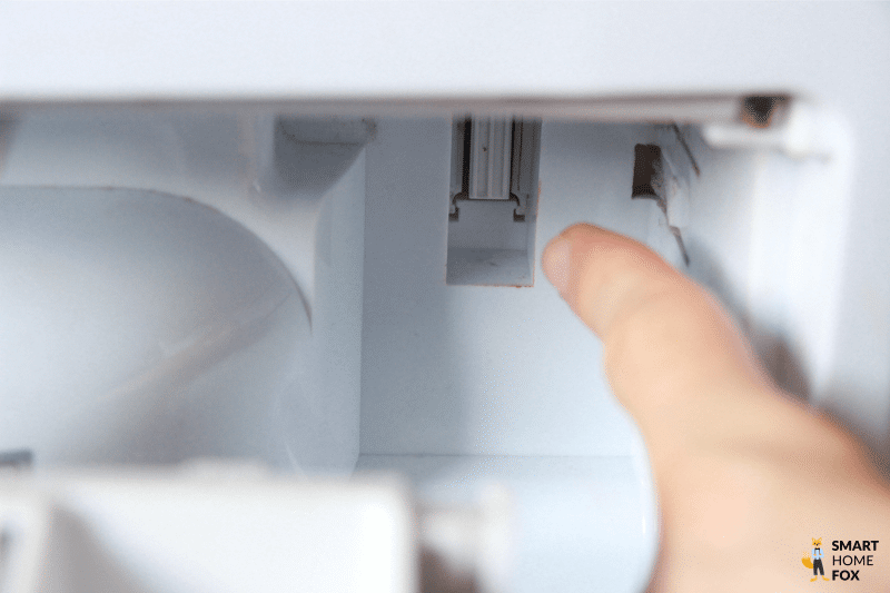 Der Wasserstandprüfer-Kontakt im Inneren des Luftentfeuchters wird gezeigt.
